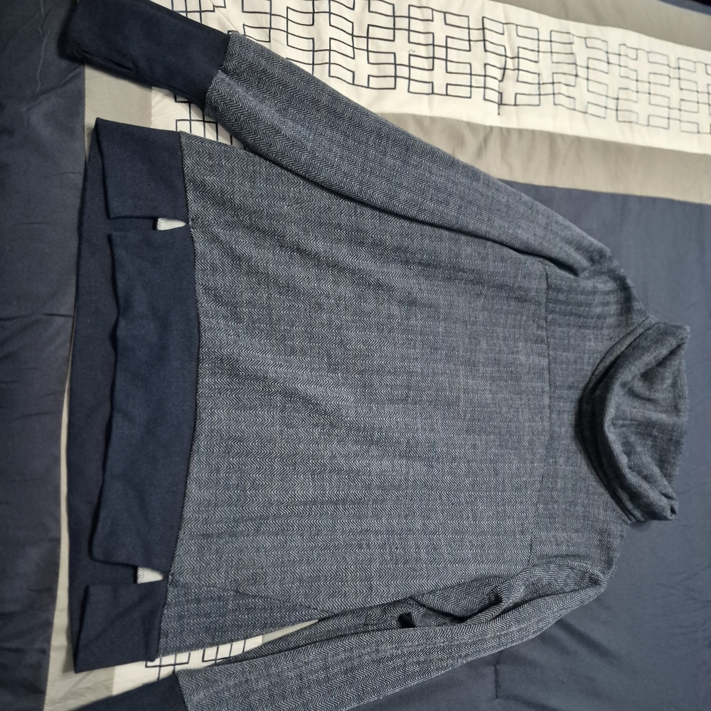 Avia Women's Turtleneck Sweater in Charcoal and Navy
